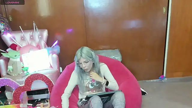 Snapshot of Skinygirl chatting on May 9, 12:05 am Skinygirl online show from May 9, 12:05 am