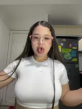 Snapshot of Lucyklein2022 chatting on January 11, 3:34 am Lucyklein2022 online show from January 11, 3:34 am