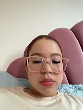 Snapshot of Lucyklein2022 chatting on March 15, 5:41 pm Lucyklein2022 online show from March 15, 5:41 pm