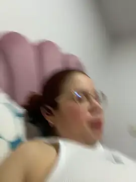 Snapshot of Lucyklein2022 chatting on March 22, 5:00 am Lucyklein2022 online show from March 22, 5:00 am