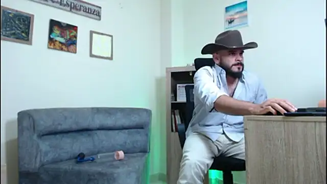 Snapshot of cowboyht chatting on April 18, 6:39 am cowboyht online show from April 18, 6:39 am