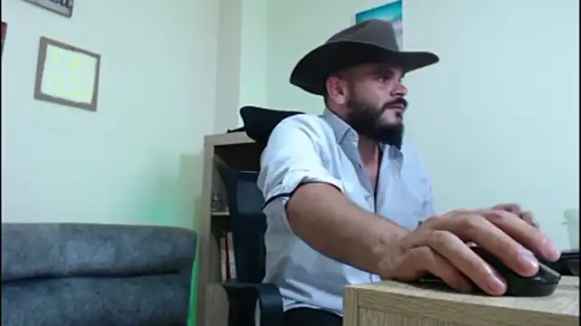 Snapshot of cowboyht chatting on May 5, 8:44 am cowboyht online show from May 5, 8:44 am