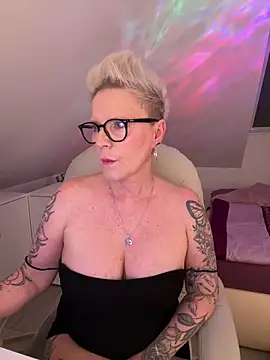 German Milf online show from April 17, 1:03 pm