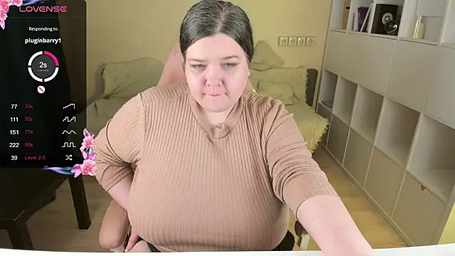 Snapshot of PlumPie chatting on November 8, 11:03 pm PlumPie online show from November 8, 11:03 pm