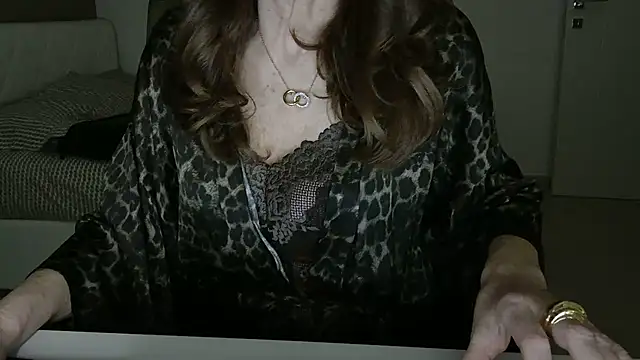 Snapshot of amara_2022 chatting on May 9, 8:36 pm amara 2022 online show from May 9, 8:36 pm