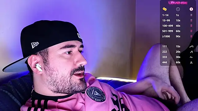 Snapshot of DominantTheo chatting on February 2, 3:21 am DominantTheo online show from February 2, 3:21 am