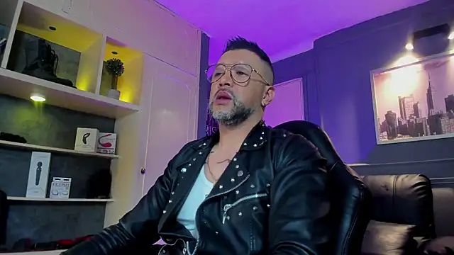 Snapshot of MrFrank_tattoo chatting on February 8, 10:18 am MrFrank tattoo online show from February 8, 10:18 am