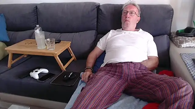 Snapshot of Nudelschwanz chatting on May 1, 1:37 pm Nudelschwanz online show from May 1, 1:37 pm
