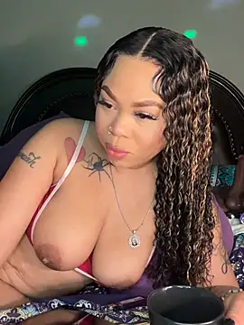 Snapshot of ThickAssRena chatting on July 6, 5:37 am ThickAssRena online show from July 6, 5:37 am