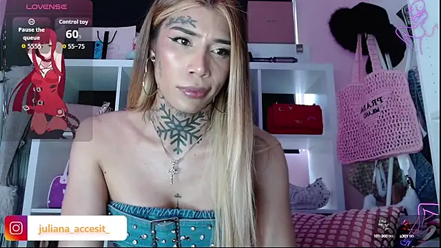 caroline cossei online show from October 11, 9:46 pm