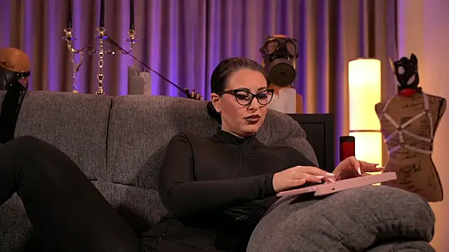 Snapshot of kelly_kent chatting on December 5, 12:08 am kelly kent online show from December 5, 12:08 am