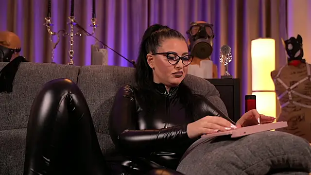 Snapshot of kelly_kent chatting on December 10, 12:28 am kelly kent online show from December 10, 12:28 am