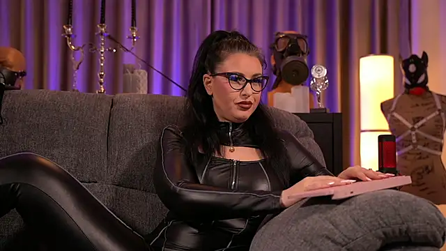 Snapshot of kelly_kent chatting on December 12, 1:10 am kelly kent online show from December 12, 1:10 am