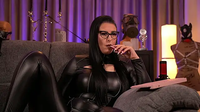 Snapshot of kelly_kent chatting on December 16, 12:37 am kelly kent online show from December 16, 12:37 am