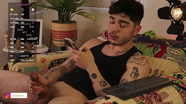 Snapshot of Arkaikomz chatting on February 13, 10:33 pm Arkaikomz online show from February 13, 10:33 pm