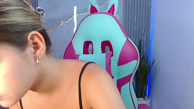 sofia henaok online show from February 22, 6:19 pm