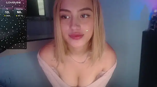 Snapshot of Sophi-tayson chatting on December 15, 3:45 am Sophi-tayson online show from December 15, 3:45 am