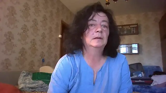 Snapshot of GypsiQueen2 chatting on July 8, 5:01 am GypsiQueen2 online show from July 8, 5:01 am