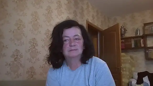 Snapshot of GypsiQueen2 chatting on July 10, 4:17 am GypsiQueen2 online show from July 10, 4:17 am