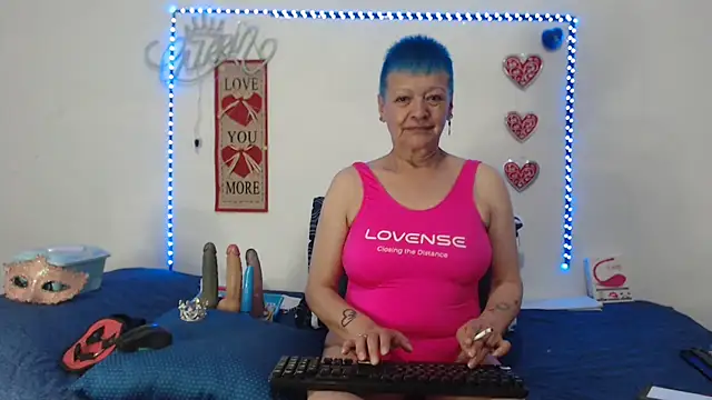 Snapshot of loquitaqueen011 chatting on January 11, 10:18 pm loquitaqueen011 online show from January 11, 10:18 pm