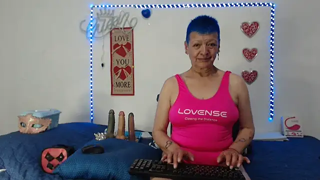Snapshot of loquitaqueen011 chatting on February 9, 12:17 am loquitaqueen011 online show from February 9, 12:17 am