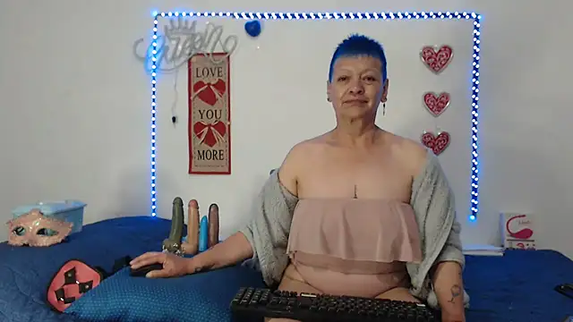 Snapshot of loquitaqueen011 chatting on February 9, 8:02 pm loquitaqueen011 online show from February 9, 8:02 pm
