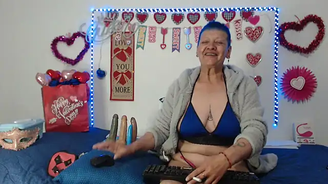 Snapshot of loquitaqueen011 chatting on February 10, 8:42 pm loquitaqueen011 online show from February 10, 8:42 pm