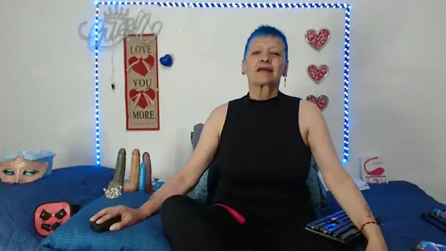 Snapshot of loquitaqueen011 chatting on March 7, 10:21 pm loquitaqueen011 online show from March 7, 10:21 pm