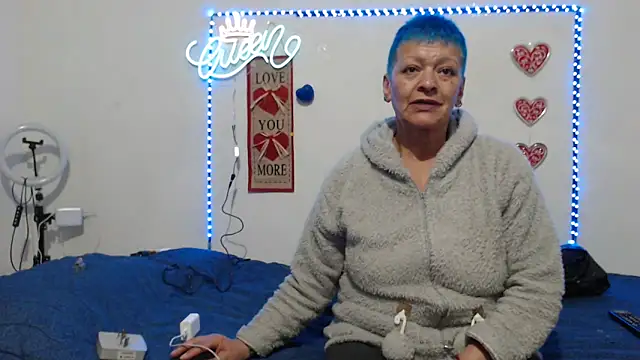 Snapshot of loquitaqueen011 chatting on March 12, 12:42 am loquitaqueen011 online show from March 12, 12:42 am