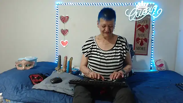 Snapshot of loquitaqueen011 chatting on September 8, 10:09 pm loquitaqueen011 online show from September 8, 10:09 pm