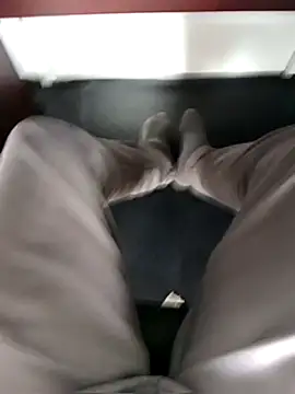 Snapshot of robinsan1010 chatting on March 11, 8:20 am robinsan1010 online show from March 11, 8:20 am