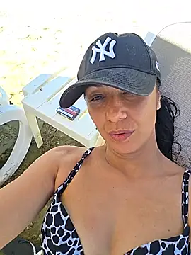 Snapshot of LeticiaWoods chatting on June 29, 11:21 am LeticiaWoods online show from June 29, 11:21 am