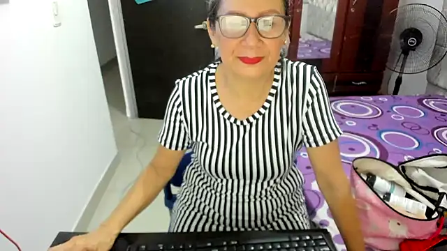 Snapshot of jademartin_ chatting on January 29, 8:14 pm jademartin online show from January 29, 8:14 pm