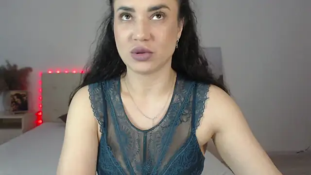 Snapshot of RoxannePure chatting on April 29, 3:54 am RoxannePure online show from April 29, 3:54 am