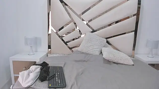 Snapshot of Naughty__Mom chatting on February 1, 7:44 pm Naughty Mom online show from February 1, 7:44 pm