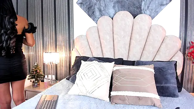 Snapshot of Naughty__Mom chatting on December 16, 12:10 pm Naughty Mom online show from December 16, 12:10 pm