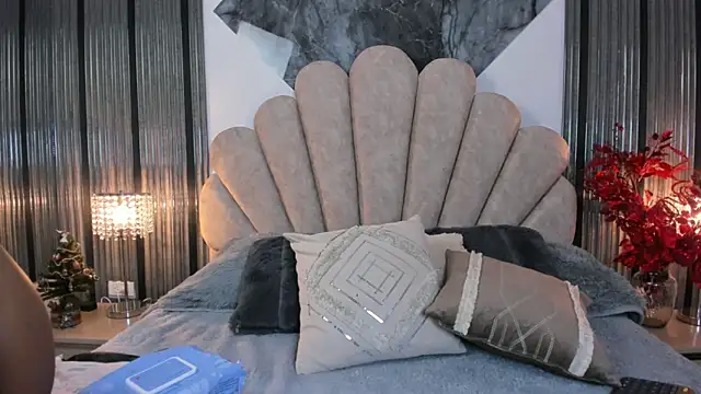 Snapshot of Naughty__Mom chatting on December 18, 12:55 pm Naughty Mom online show from December 18, 12:55 pm