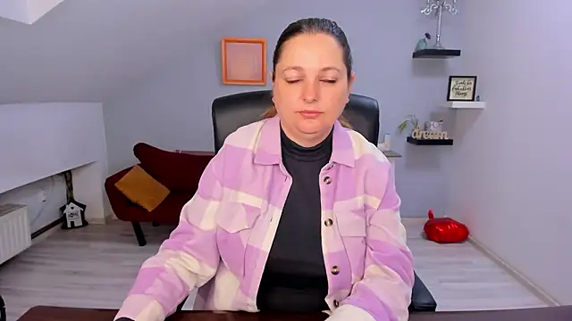 LollaGirl online show from March 18, 4:15 am