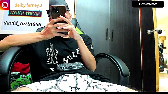 Snapshot of davidlatin66 chatting on December 15, 6:37 pm davidlatin66 online show from December 15, 6:37 pm