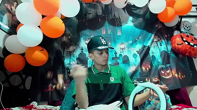 Snapshot of davidlatin66 chatting on October 17, 1:20 am davidlatin66 online show from October 17, 1:20 am