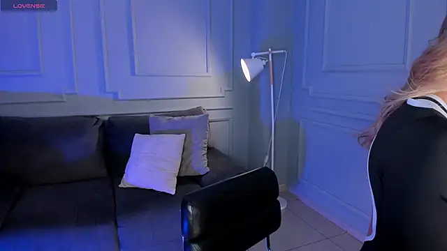 EveBensonX online show from December 1, 8:03 pm