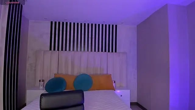 EveBensonX online show from April 9, 6:46 pm