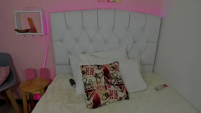 Snapshot of 18candys chatting on February 13, 10:43 pm 18candys online show from February 13, 10:43 pm