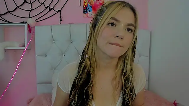 Snapshot of 18candys chatting on October 18, 7:25 pm 18candys online show from October 18, 7:25 pm