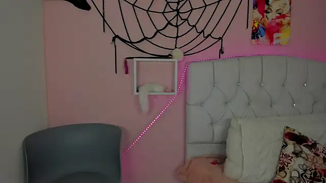 Snapshot of 18candys chatting on October 24, 10:39 pm 18candys online show from October 24, 10:39 pm