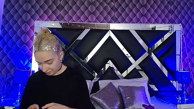 victoriaa lee  online show from February 16, 7:10 pm