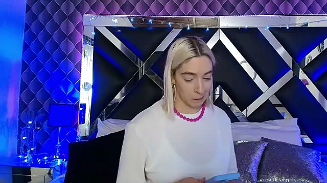 victoriaa lee  online show from March 10, 6:57 pm