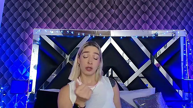 victoriaa lee  online show from March 24, 7:52 pm