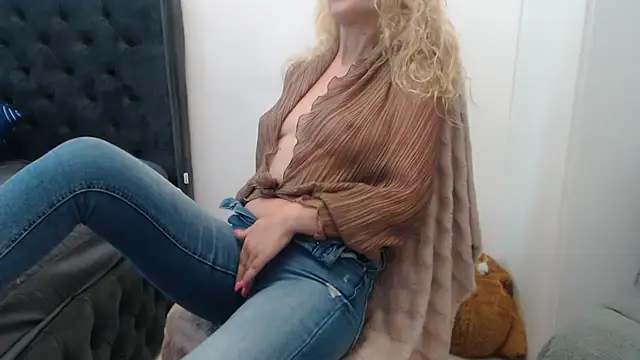 Snapshot of mesexylady34 chatting on July 3, 3:18 pm mesexylady34 online show from July 3, 3:18 pm