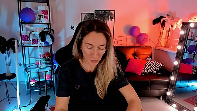 Snapshot of RebeccaMartinez chatting on December 23, 10:53 am RebeccaMartinez online show from December 23, 10:53 am